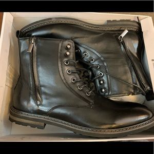 Men’s size 8.5 Robert Wayne black boots.